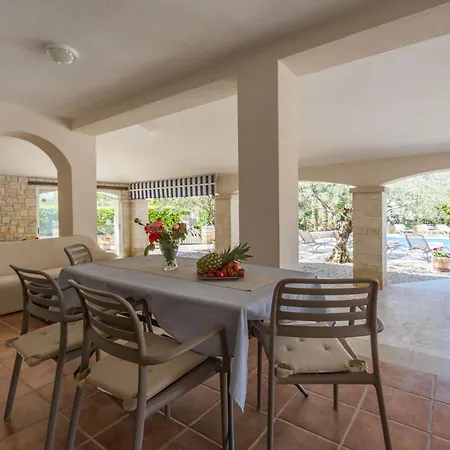 Mit Ueberdachter Terrasse Und Pool Apartment Porec