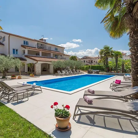 Mit Ueberdachter Terrasse Und Pool Apartment