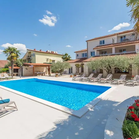 Mit Ueberdachter Terrasse Und Pool Apartment Porec