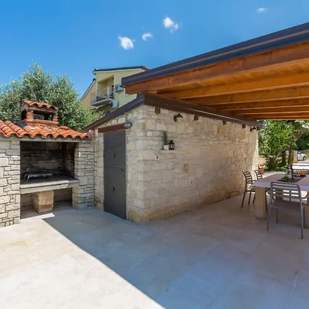 Mit Ueberdachter Terrasse Und Pool * Porec
