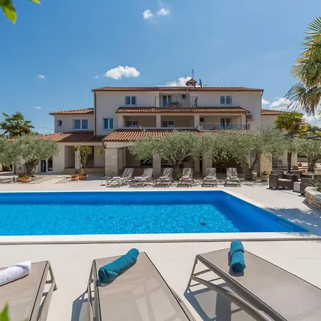 Mit Ueberdachter Terrasse Und Pool Apartment