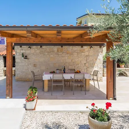 Mit Ueberdachter Terrasse Und Pool * Porec