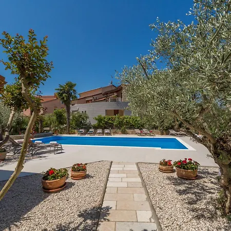 Mit Ueberdachter Terrasse Und Pool Apartment *