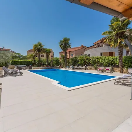 Apartment Mit Ueberdachter Terrasse Und Pool Porec