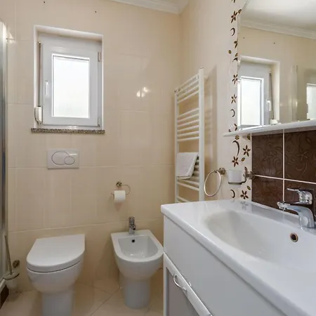 Mit Ueberdachter Terrasse Und Pool Apartment *