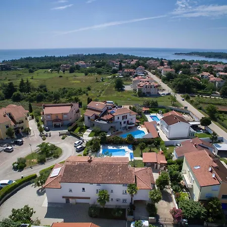 Mit Ueberdachter Terrasse Und Pool Apartment Porec