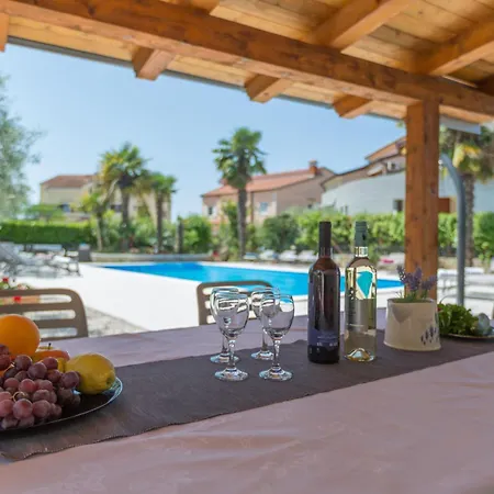 Mit Ueberdachter Terrasse Und Pool Apartment Porec